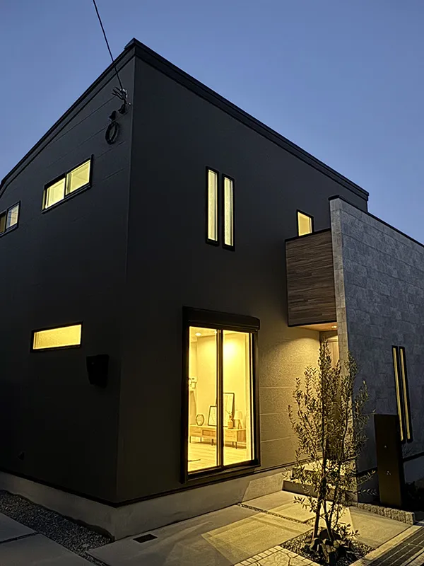 夜の外観
