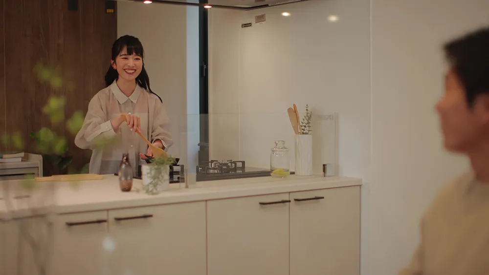 キッチンで話す2人