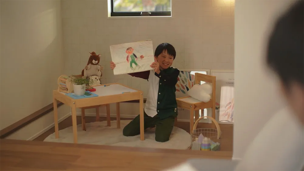 絵を見せる子ども