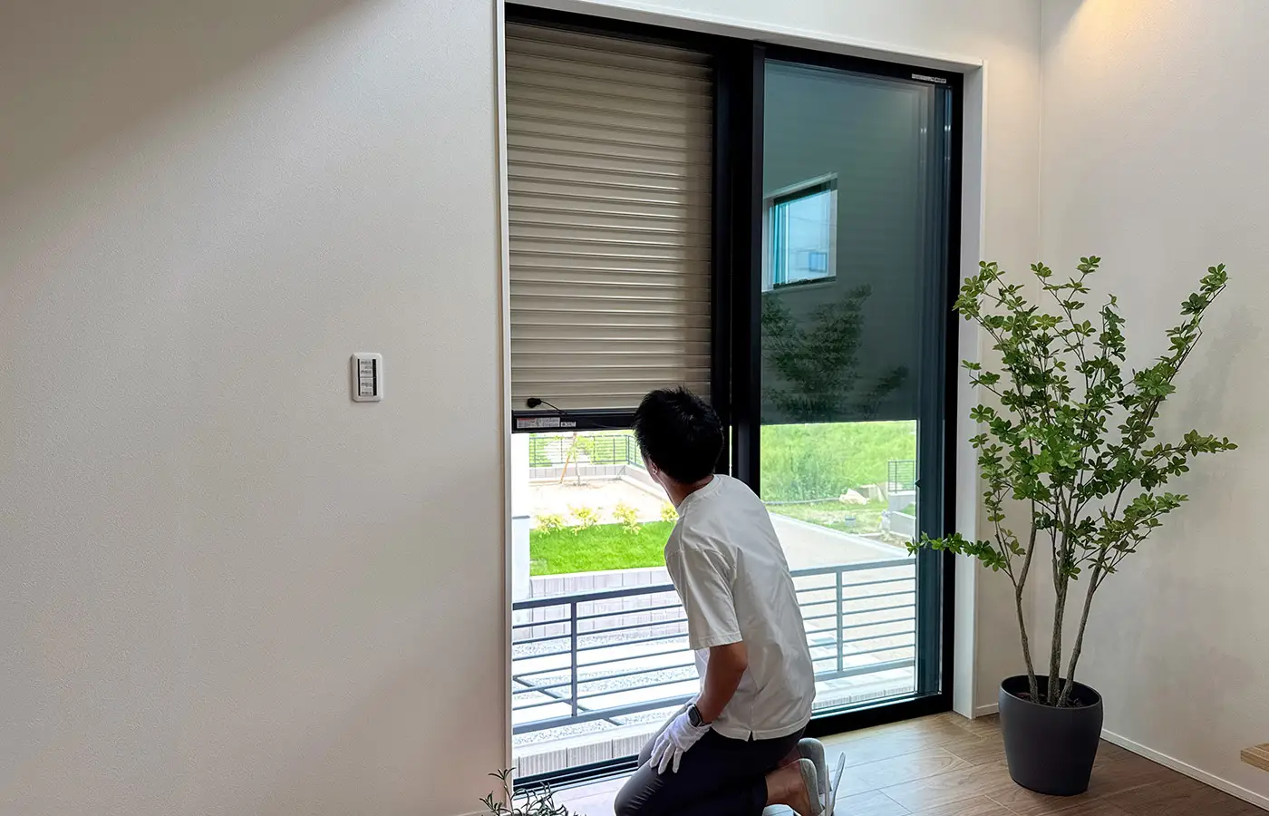 シャッターを開ける